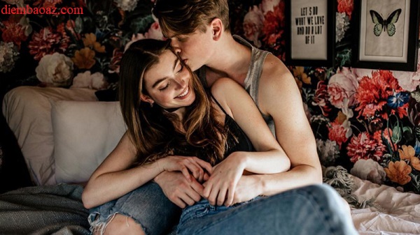 Nằm mơ thấy người yêu cũ ôm và hôn mình là điềm gì, đánh đề con gì?